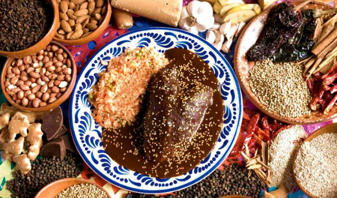 Mole poblano con arroz y tortillas en loza de talavera