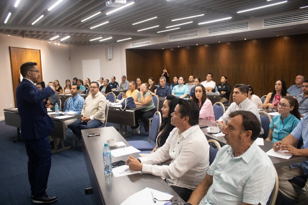Sesión de capacitación empresarial con el director del workshop y participantes