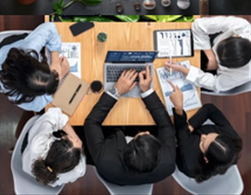 Equipo profesional analizando datos y estrategias del turismo gastronómico